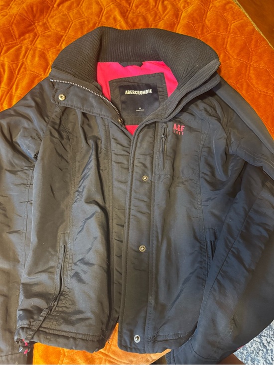 Abercrombie & Fitch Jackets & Blazers - Abercrombie & Fitch Men’s Black Puffer Jacket with Pink Lining Accents